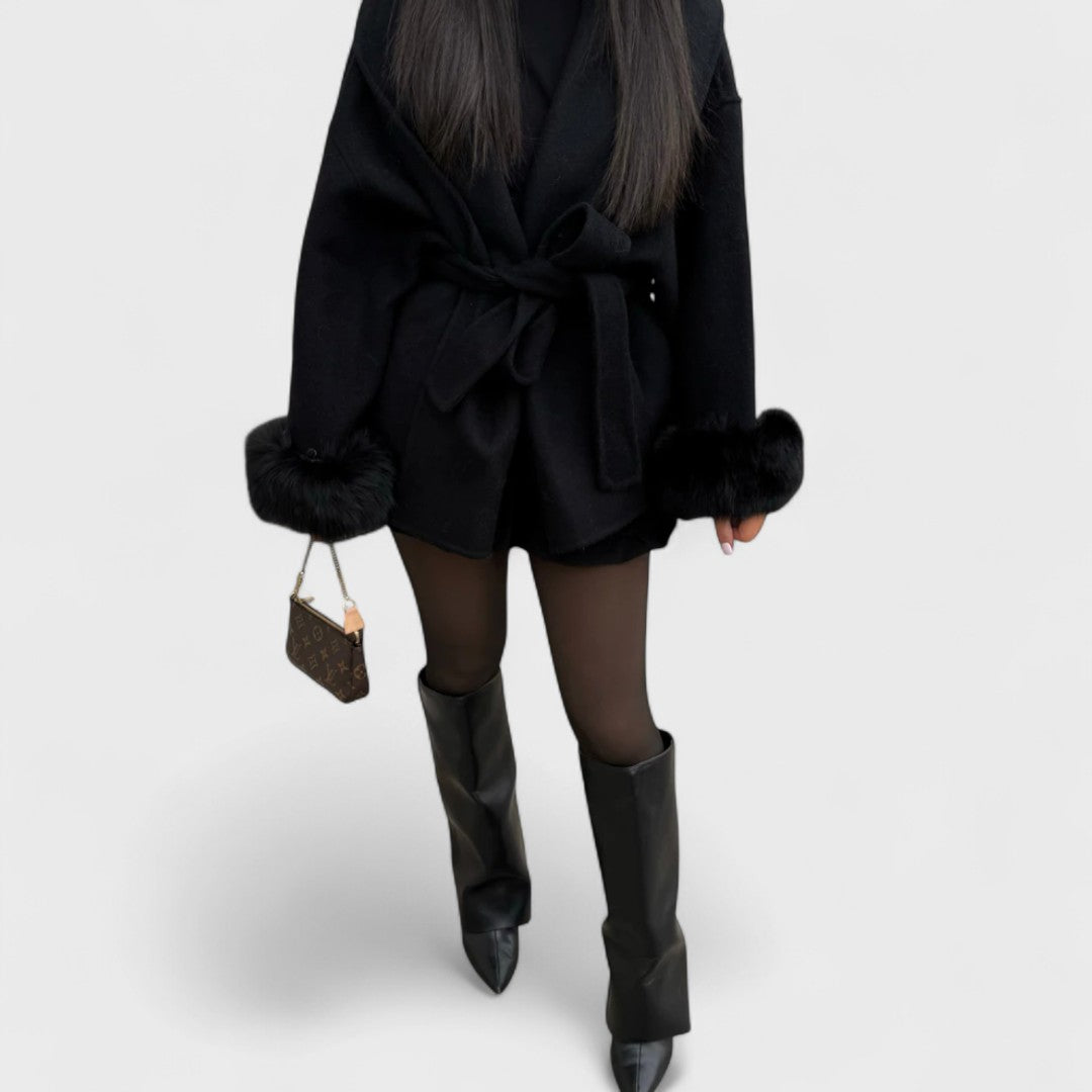 BRENDA – Elegante abrigo con detalles de piel sintética