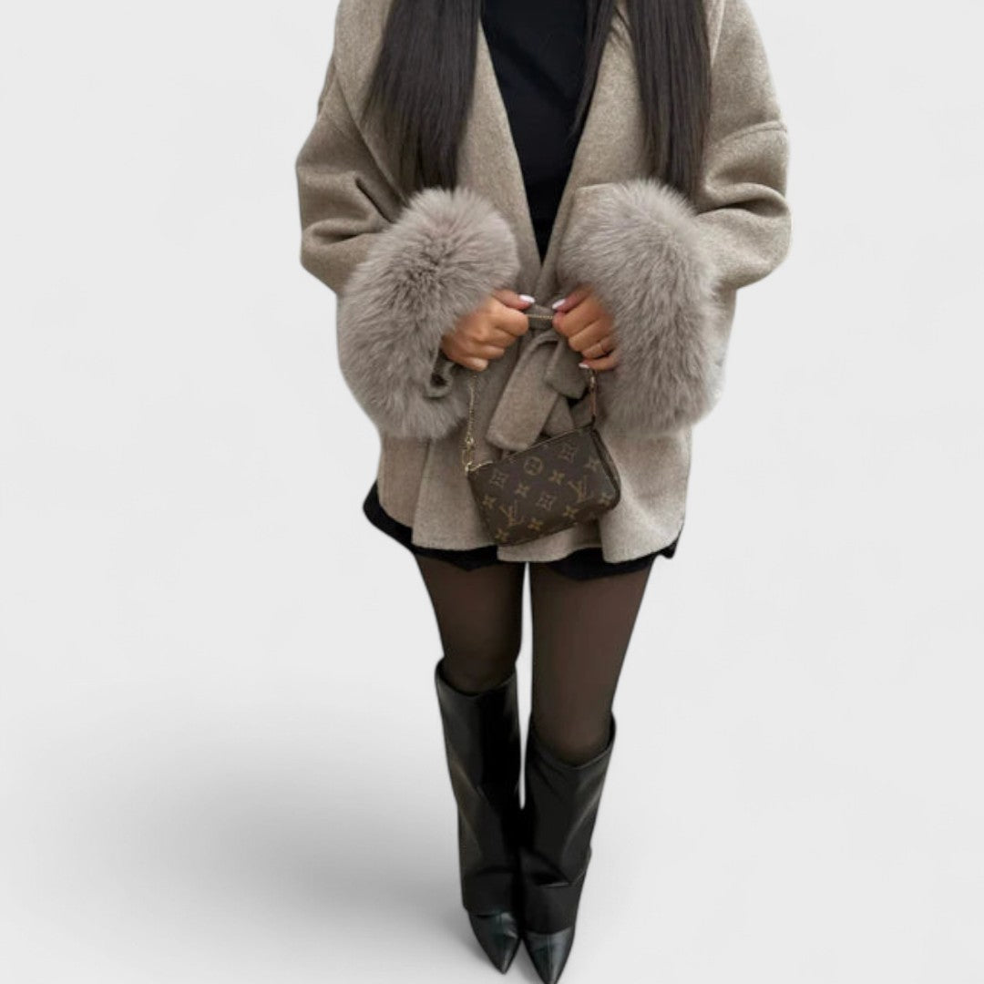 BRENDA – Elegante abrigo con detalles de piel sintética