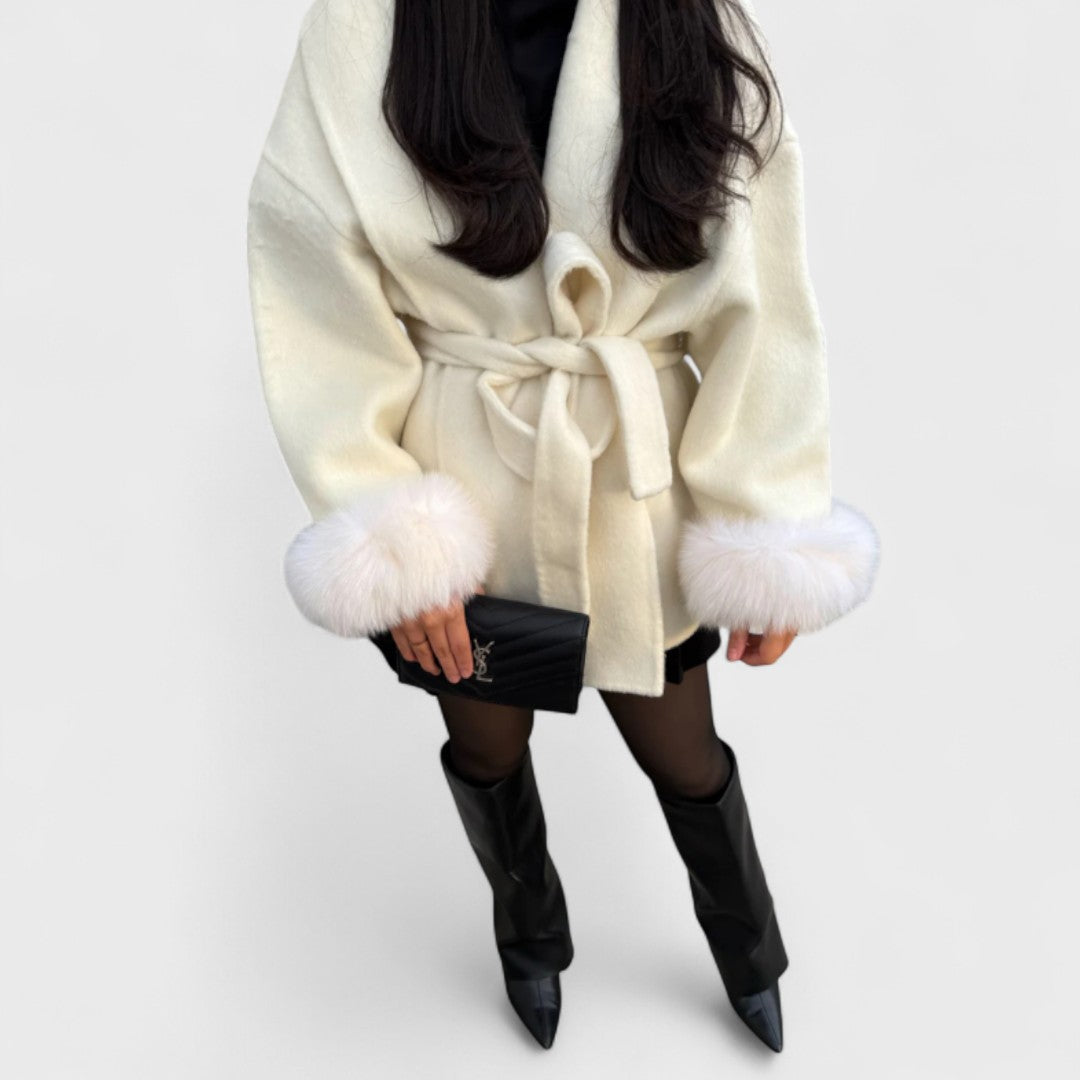 BRENDA – Elegante abrigo con detalles de piel sintética