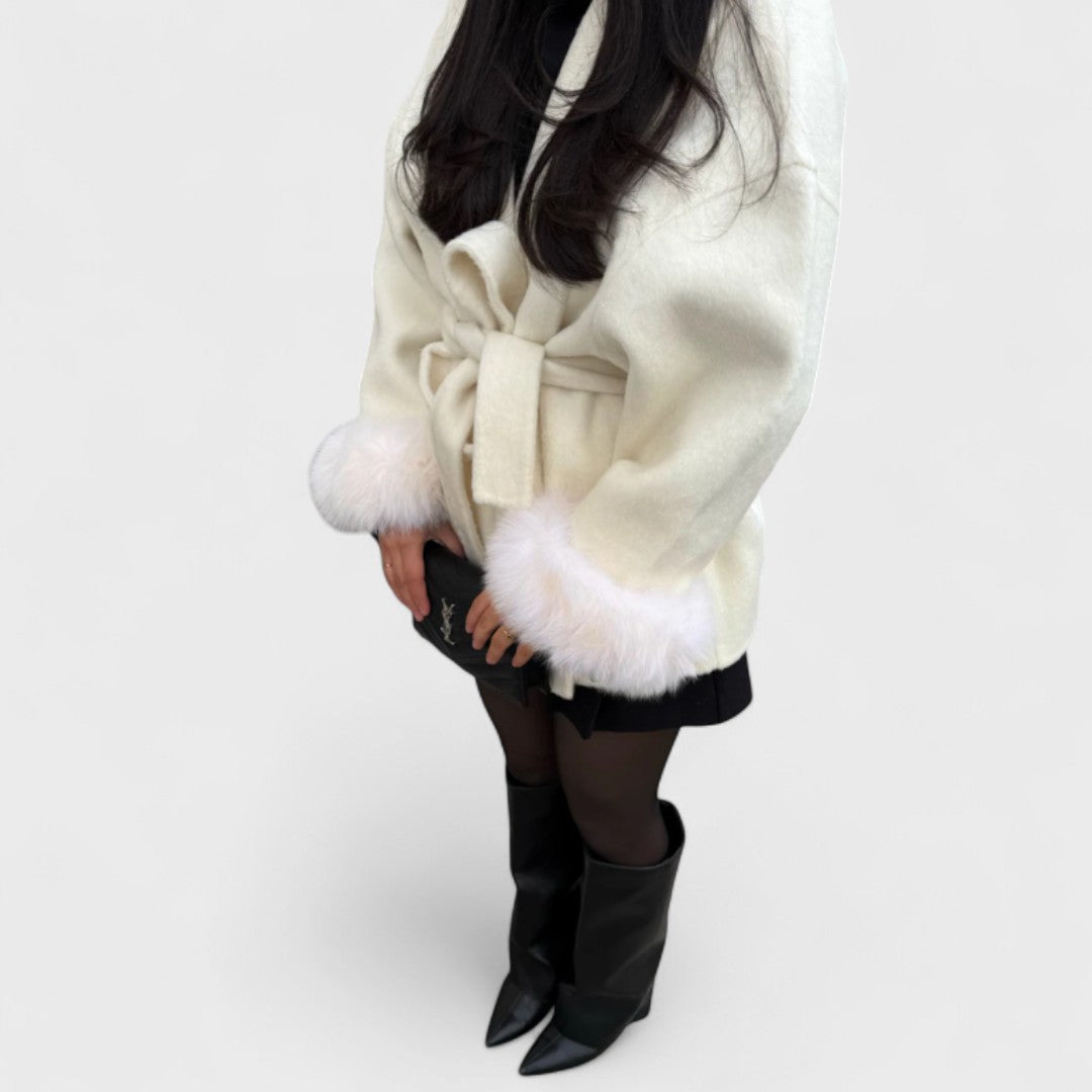 BRENDA – Elegante abrigo con detalles de piel sintética