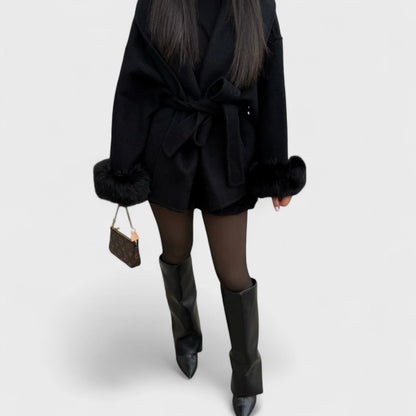 BRENDA – Elegante abrigo con detalles de piel sintética
